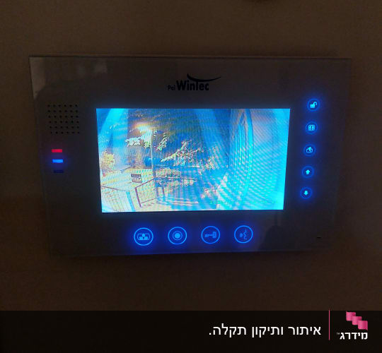 מסך אינטרקום עם תצוגה ותאורה כחולה